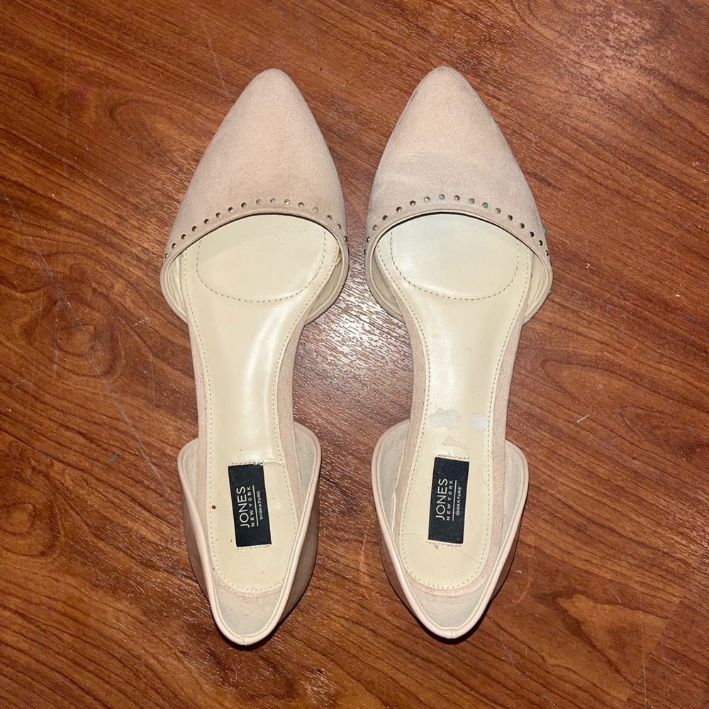 Size 10 cream colored Jones New York flats with rhinestone rim
